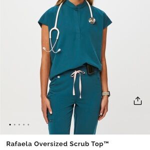 FIGS Caribbean Blue XS Rafaela top and SMALL TALL joggers.